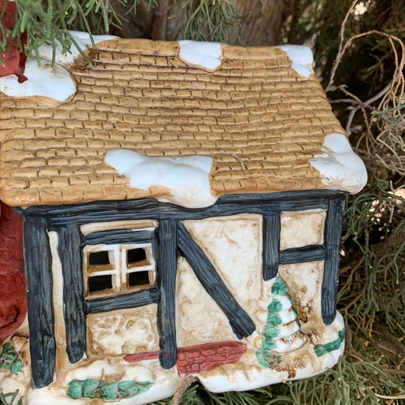 Vintage Christmas Cottage - Picture 7 of 14